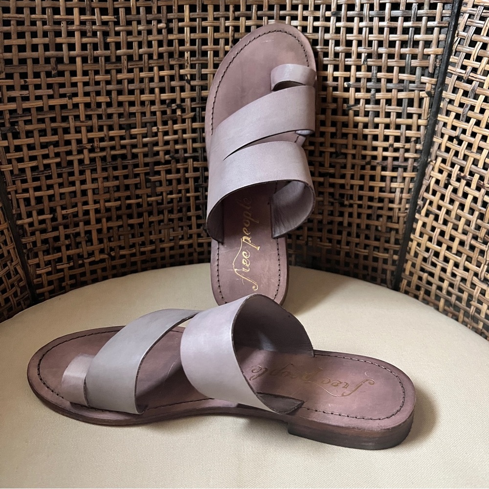 NWT free people Abilene Toe Loop Sandals 7.5 lavender-Bubble Bath